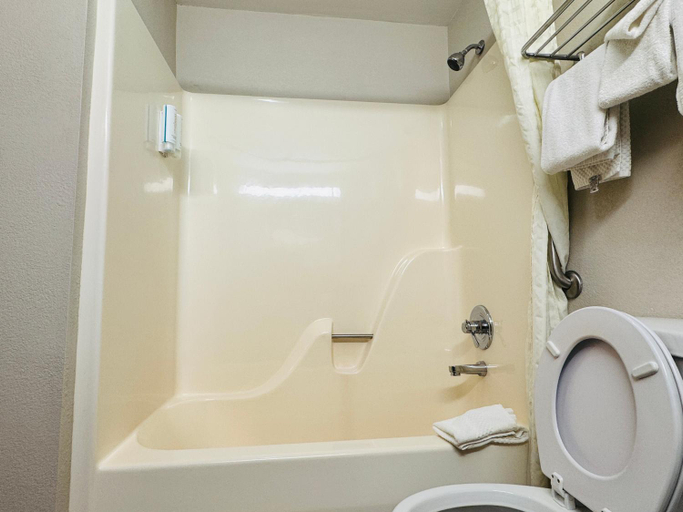Bathroom 4, Econo Lodge Inn & Suites Monroe, Monroe