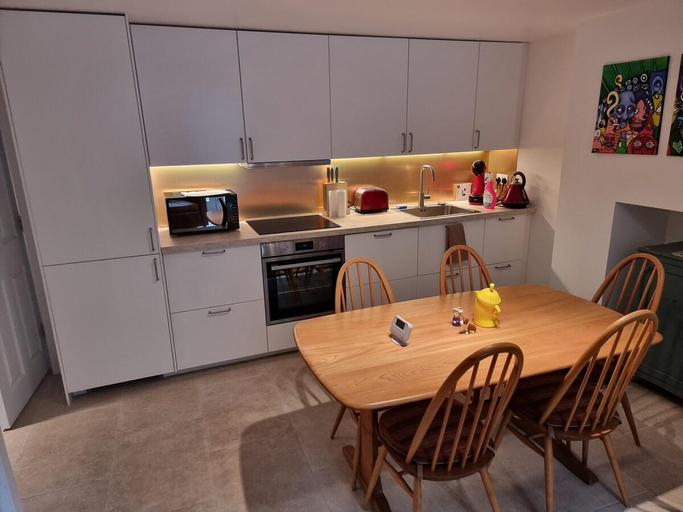Others 4, Entire Ground Floor Flat, Free Parking and Garden, London