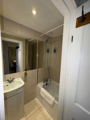 Others 3, Imperial Hogarth Road Apartment, London