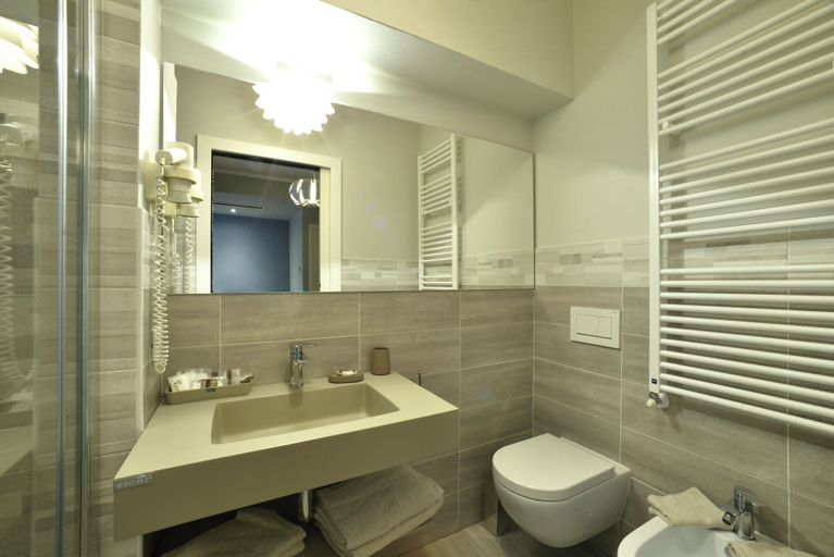 Bathroom 4, Hotel Bristol, Savona