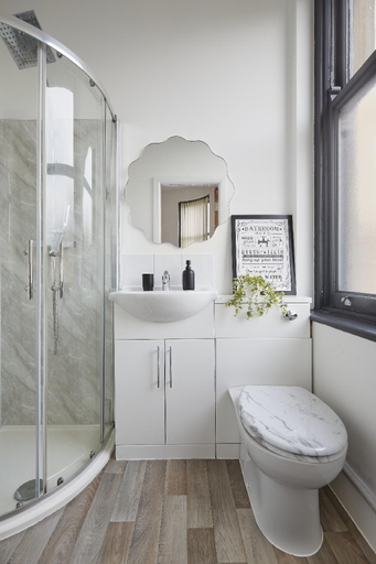 Bathroom 3, Hayy Apartments Stylish & Central Stays in Barnsley, Barnsley