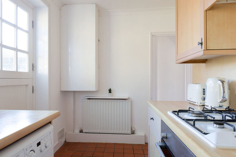 Others 5, Cosy Room in Morden, London