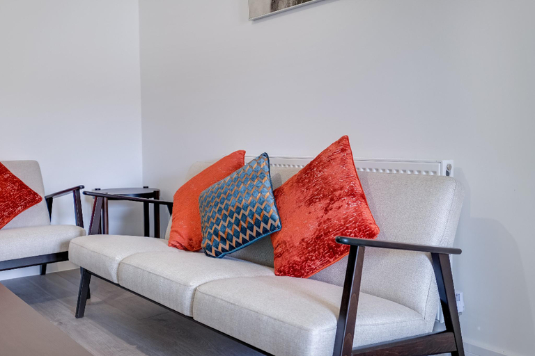 Others 5, Chaucer Avenue 6 Bedroom + 3 Bathroom with Parking, London
