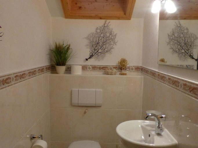 Bathroom 2, Gemutliche Alpenwohnung in Altenau, Garmisch-Partenkirchen