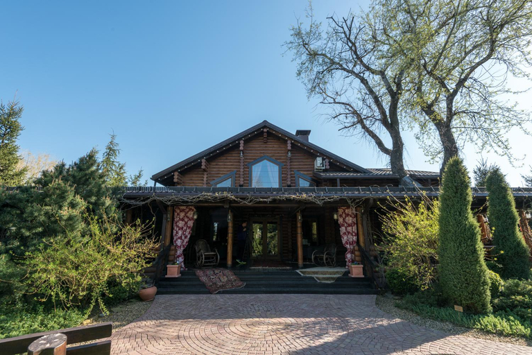 Exterior & Views