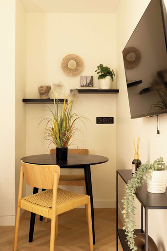 Dining 4, Charming Studio 2P- Montorgueil, Paris
