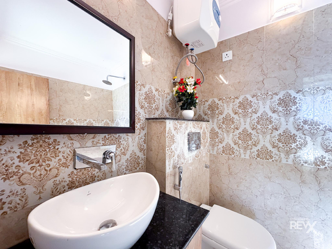 Bathroom, Hotel Dev Palace, Dehradun