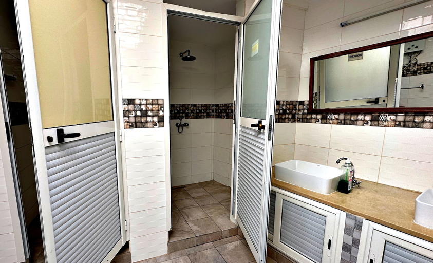 Bathroom 4, Hotel Paris, Sousse Médina