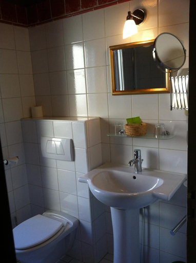 Bathroom 4, Le Cobh, Morbihan