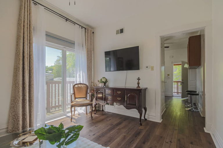 Room 4, Comfy One Bed Apartment in Forest Park, Cook