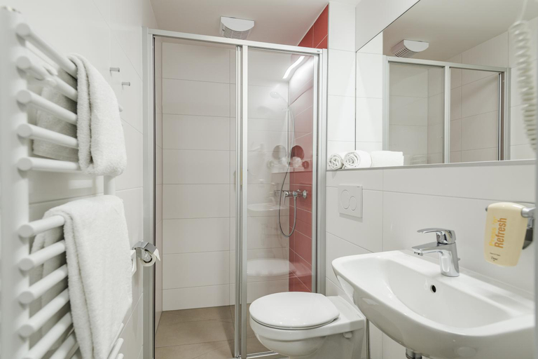 Bathroom 2, JUFA Hotel Konigswinter/Bonn, Rhein-Sieg-Kreis