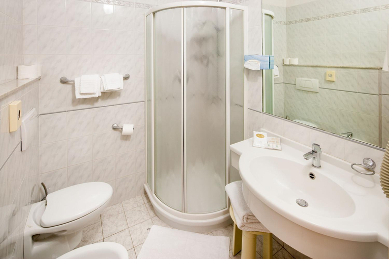 Bathroom 4, Hotel Curtis Centrale, Savona