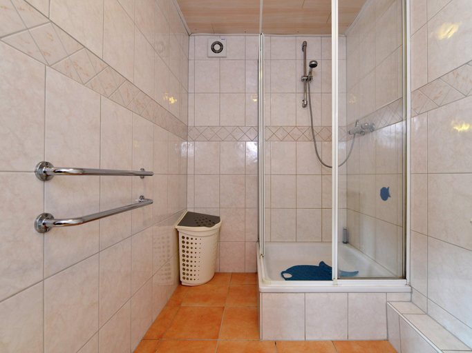 Bathroom 3, Grosszugige Villa in Olsberg-Elpe, Hochsauerlandkreis
