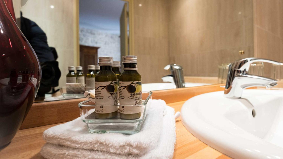 Bathroom 3, L'Ancienne Auberge, Tarn