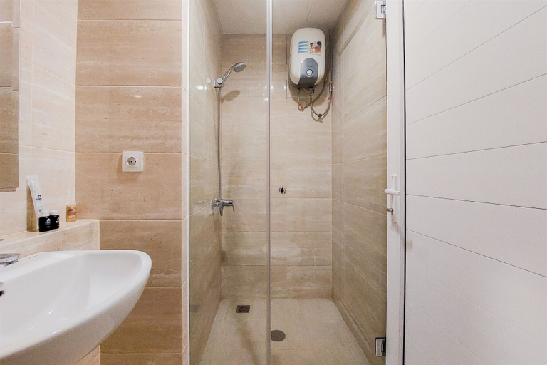 Bathroom, Spacious and Homey 2BR at Springwood Residence Tangerang Apartment, Tangerang