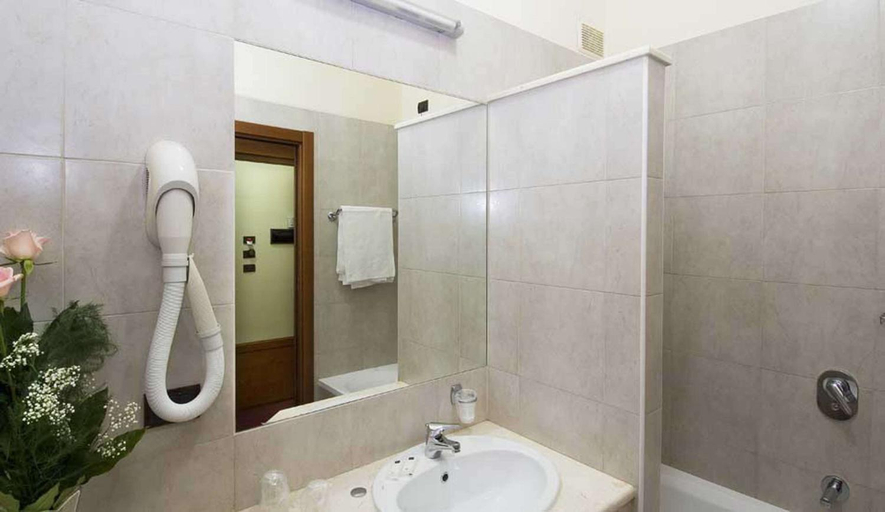 Bathroom 4, Hotel HR, Bari