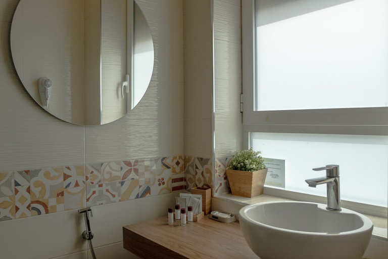 Bathroom 5, Domus Monasteire, Salerno