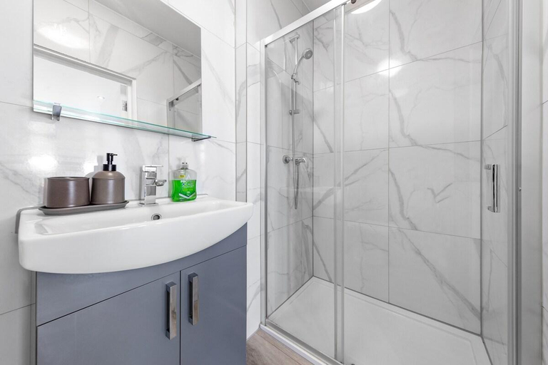 Bathroom 2, Comfy 1BDR / Parking / close to LDN, London