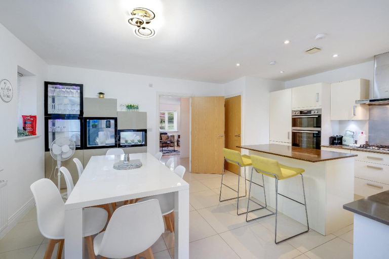 Others 4, Foxherne 6 Bedroom 3Bath Serviced House 18, Slough