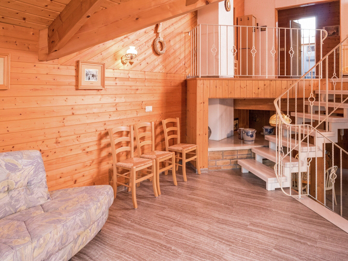 Others 2, Cozy Holiday Home in Loßburg near Ski Area, Freudenstadt