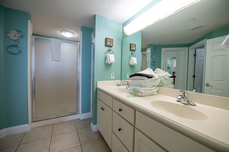 Bathroom 4, Treasure Island 0212, Bay