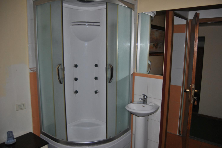 Bathroom 3, Hotel Republika, Tiranës