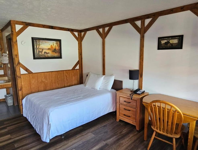 Bedroom 2, Beverly Hills Inn, Brown