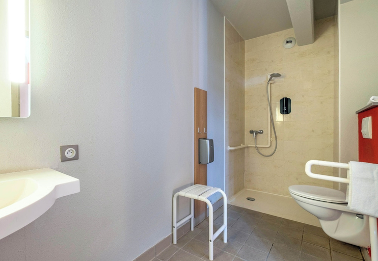 Bathroom 5, B&B HOTEL LA ROCHELLE Beaulieu Puilboreau, Charente-Maritime