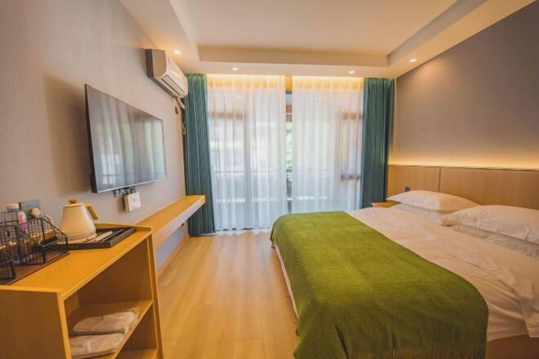 Bedroom 3, Shennongjia Zailu Hotel (Dajiuhu Pingqian Ancient Town), Shennongjia