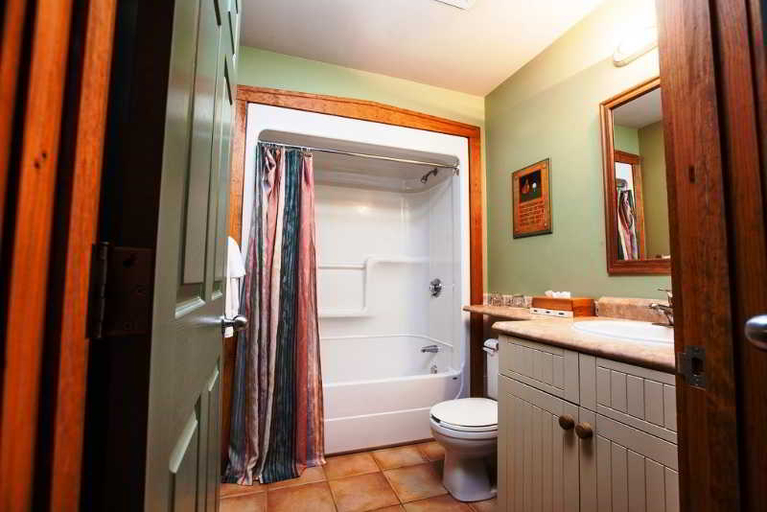 Bathroom 4, Rodd Brudenell River, Kings