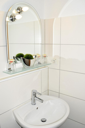 Bathroom 3, Hotel- Restaurant Kerzan´s, Dortmund