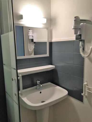 Bathroom 2, Hotel Ar Terra Nova, Ille-et-Vilaine