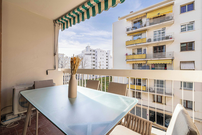 Outdoor dining, Sunny Getaway With Balcony and A/C in Antibes, Alpes-Maritimes