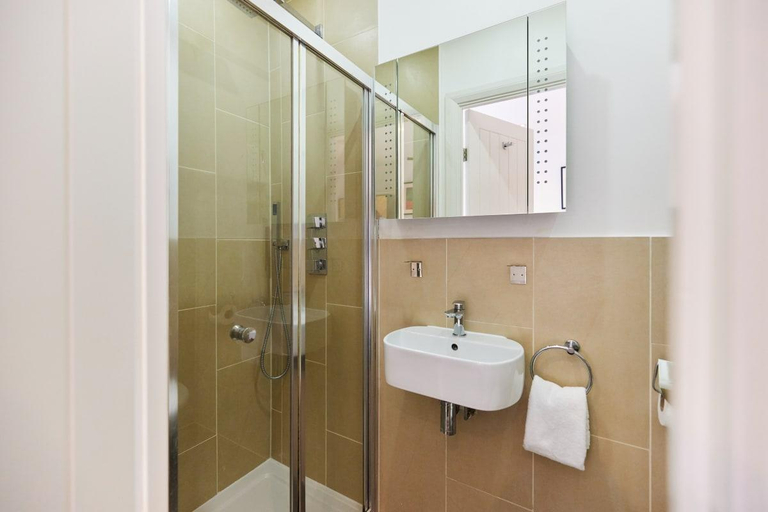 Bathroom 4, The Bermondsey Place - Cosy 2bdr Flat, London