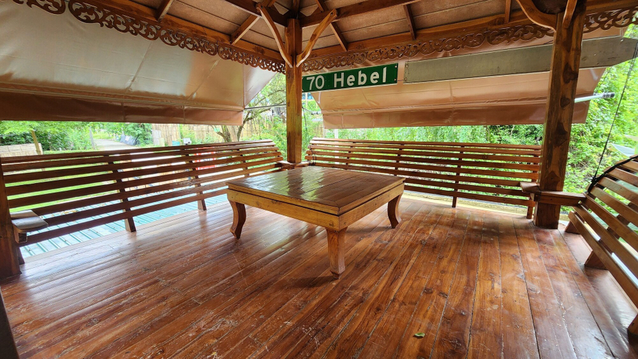 Public Area 4, Seven 50s, Pai