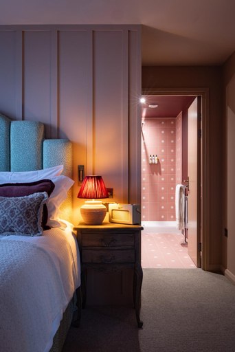 Bedroom 2, The Royal Forest - A Heartwood Inn, London