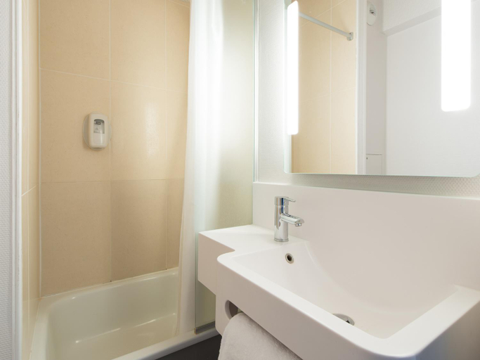 Bathroom 4, B&B HOTEL Blois Sud Vineuil, Loir-et-Cher
