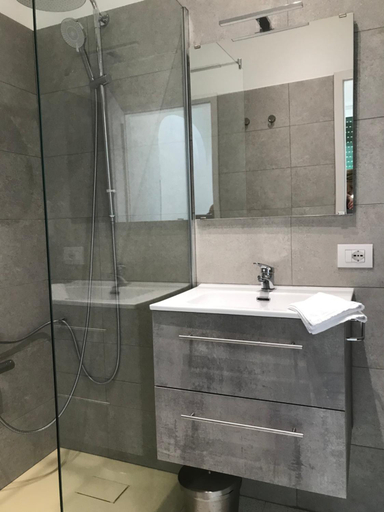 Bathroom 5, Hotel Bersagliere, Como