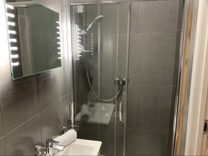 5, Ryam suites, London