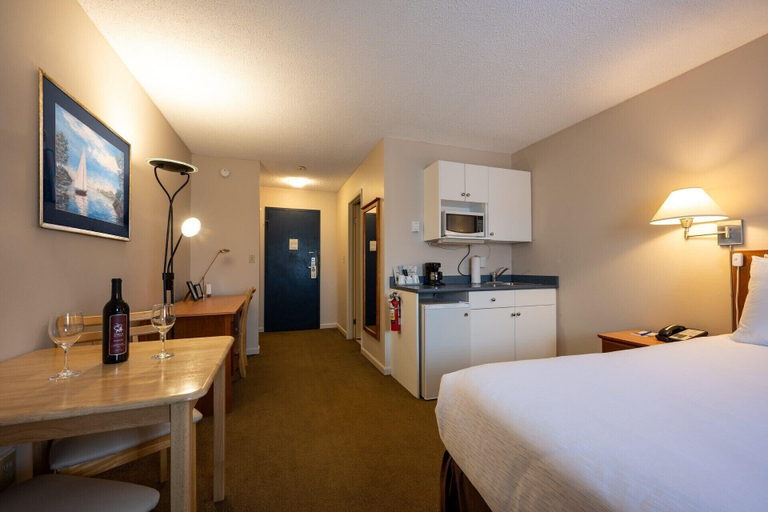 Bedroom 3, Sidney Waterfront Inn Suites, Capital