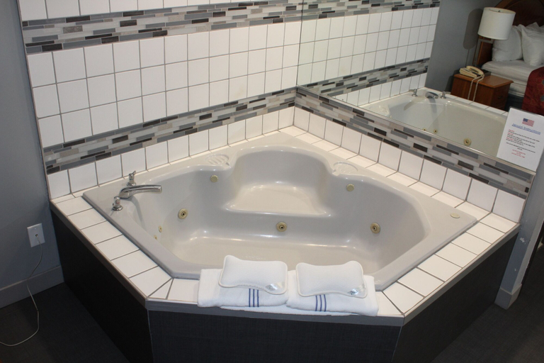 Bathroom 3, American Inn And Suites Ionia, Ionia
