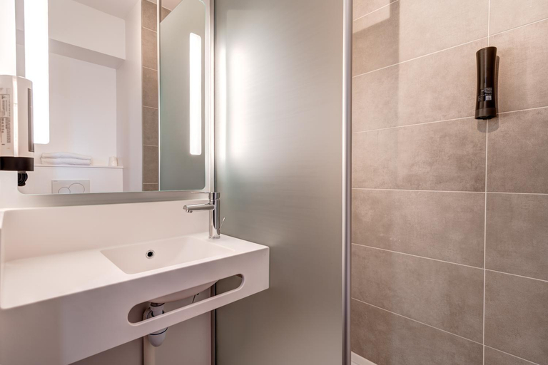 Bathroom, B&B Hotel Le Port Marly St Germain en Laye, Yvelines