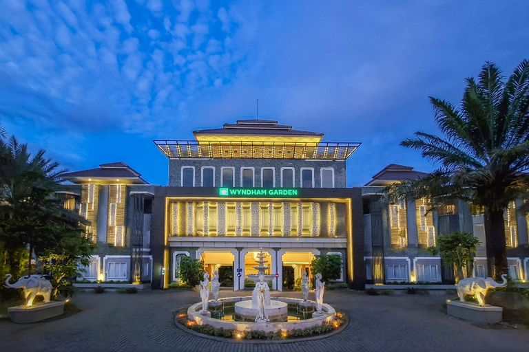 Exterior & Views