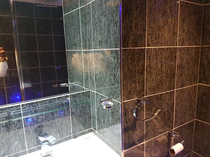 Bathroom 3, Check Inn Hotel, AbujaMun