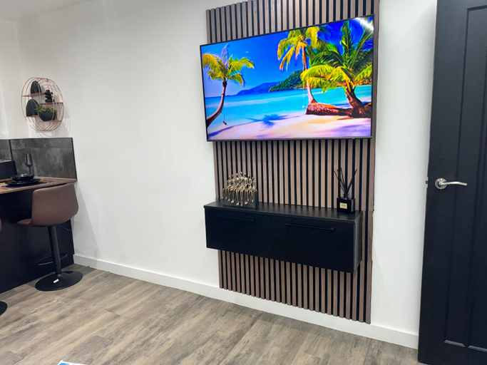 Others 5, Luxury Flat in Uxbridge, London