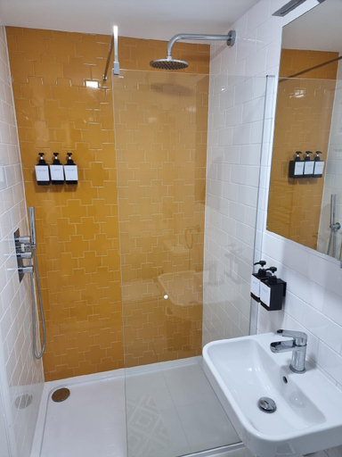 Bathroom, Entire Ground Floor Flat, Free Parking and Garden, London