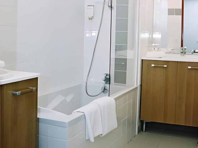 Bathroom 4, Comfort Aparthotel Saint-Nazaire Portes de l'Ocean, Loire-Atlantique