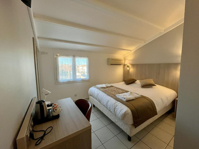 Bedroom 3, Hôtel les Arcades, Bouches-du-Rhône