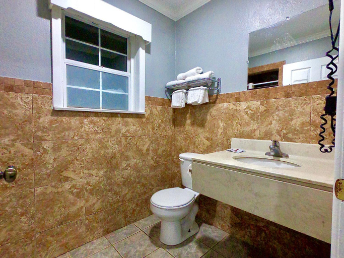 Bathroom, Budget Host Inn, Wilbarger