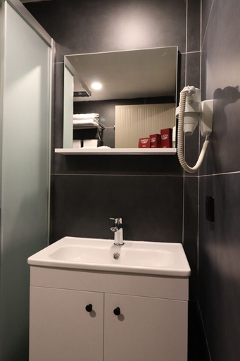 Bathroom 5, The Galata Glory Hotel, Beyoğlu